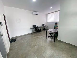 Alquiler de oficina con parqueo en Olivos avenida principal