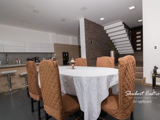 Foto 5 de Se vende casa en La Urbanización Sierra Nevada -Loja