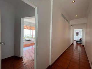 VENTA TOWN HOUSE CASUARINAS A.C. 647 m2 REMODELADA/4 PISOS/03 DORMITORIOS/PISCINA/VISTA PANORAMICA