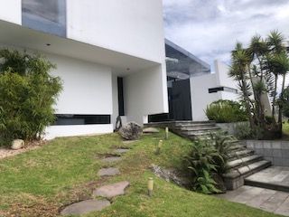 Foto 1 de VENDO HERMOSA CASA INDEPENDIENTE DISEÑO ARTE MODERNO DENTRO DE LA URBANIZACION CAMPO ALEGRE, CENTRO-NORTE DE QUITO