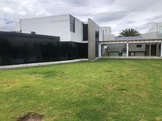Foto 2 de VENDO HERMOSA CASA INDEPENDIENTE DISEÑO ARTE MODERNO DENTRO DE LA URBANIZACION CAMPO ALEGRE, CENTRO-NORTE DE QUITO
