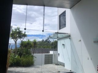 Foto 11 de VENDO HERMOSA CASA INDEPENDIENTE DISEÑO ARTE MODERNO DENTRO DE LA URBANIZACION CAMPO ALEGRE, CENTRO-NORTE DE QUITO