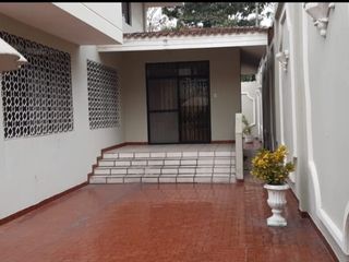 Foto 12 de VENDO CASA DE 4 DORMITORIOS BIFAMILIAR PUNTILLA SAMBORONDON