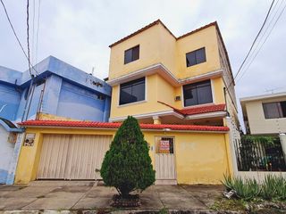 Foto 1 de Venta de Casa de 3 plantas con piscina en La Garzota, conjunto cerrado, A 3 cuadras de la Avenida Guillermo Pareja