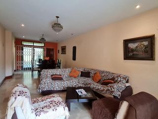 Foto 2 de Venta de Casa de 3 plantas con piscina en La Garzota, conjunto cerrado, A 3 cuadras de la Avenida Guillermo Pareja