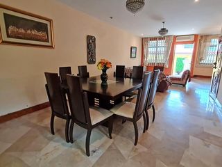 Foto 4 de Venta de Casa de 3 plantas con piscina en La Garzota, conjunto cerrado, A 3 cuadras de la Avenida Guillermo Pareja