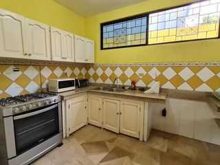 Foto 7 de Venta de Casa de 3 plantas con piscina en La Garzota, conjunto cerrado, A 3 cuadras de la Avenida Guillermo Pareja