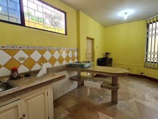 Foto 8 de Venta de Casa de 3 plantas con piscina en La Garzota, conjunto cerrado, A 3 cuadras de la Avenida Guillermo Pareja