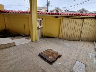 Foto 11 de Venta de Casa de 3 plantas con piscina en La Garzota, conjunto cerrado, A 3 cuadras de la Avenida Guillermo Pareja