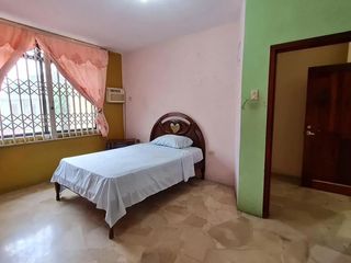 Foto 17 de Venta de Casa de 3 plantas con piscina en La Garzota, conjunto cerrado, A 3 cuadras de la Avenida Guillermo Pareja