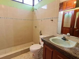 Foto 21 de Venta de Casa de 3 plantas con piscina en La Garzota, conjunto cerrado, A 3 cuadras de la Avenida Guillermo Pareja