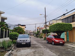 Foto 22 de Venta de Casa de 3 plantas con piscina en La Garzota, conjunto cerrado, A 3 cuadras de la Avenida Guillermo Pareja