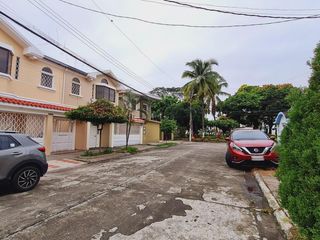 Foto 23 de Venta de Casa de 3 plantas con piscina en La Garzota, conjunto cerrado, A 3 cuadras de la Avenida Guillermo Pareja