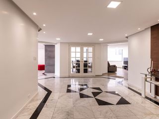 Foto 1 de VENTA DE OPORTUNIDAD: DEPARTAMENTO REMODELADO en Urb. Jardines del Batan., El Batán Quito, Ecuador