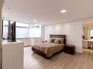 Foto 12 de VENTA DE OPORTUNIDAD: DEPARTAMENTO REMODELADO en Urb. Jardines del Batan., El Batán Quito, Ecuador