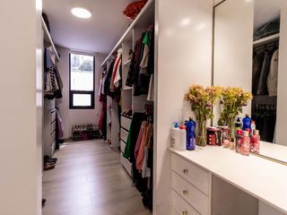 Foto 13 de VENTA DE OPORTUNIDAD: DEPARTAMENTO REMODELADO en Urb. Jardines del Batan., El Batán Quito, Ecuador