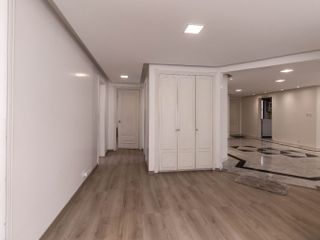 VENTA DE OPORTUNIDAD: DEPARTAMENTO REMODELADO en Urb. Jardines del Batan., El Batán Quito, Ecuador