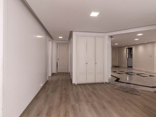 Foto 15 de VENTA DE OPORTUNIDAD: DEPARTAMENTO REMODELADO en Urb. Jardines del Batan., El Batán Quito, Ecuador