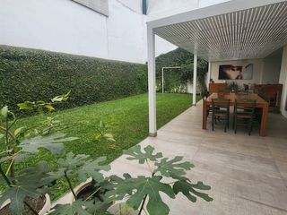 VENDO PRECIOSA CASA MODERNIZADA CON AMPLIO JARDIN Y TERRAZA EN SAN ISIDRO