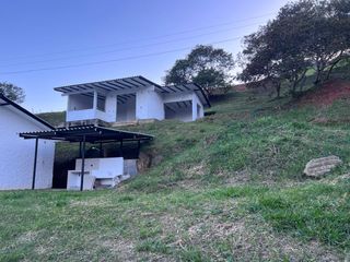 VENDO  EN PARCELACION BOSQUES DE CALIMA LOTE CON 3 CASAS