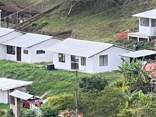 VENDO  EN PARCELACION BOSQUES DE CALIMA LOTE CON 3 CASAS