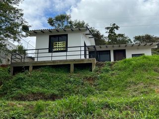 VENDO  EN PARCELACION BOSQUES DE CALIMA LOTE CON 3 CASAS