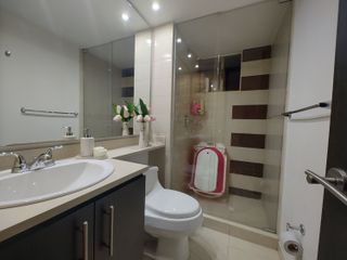 APARTAMENTO EN VENTA FRENTE AL CC SANTAFE 3 HABITACIONES 2 BALCONES, COMO NUEVO EXCELENTE UBICACION