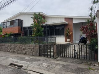 Foto 1 de Casa de alquiler en Los Ceibos, 5 dormitorios, Conjunto Cerrado.