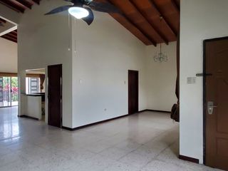 Foto 3 de Casa de alquiler en Los Ceibos, 5 dormitorios, Conjunto Cerrado.