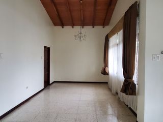 Foto 5 de Casa de alquiler en Los Ceibos, 5 dormitorios, Conjunto Cerrado.