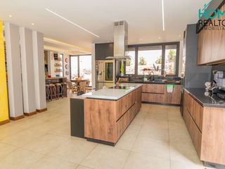 DE VENTA HERMOSA CASA LUJOSA EN CHAULLABAMBA, Ciudad de Cuenca. Ubicada en una prestigiosa Urbanización Puertas de Hierro.