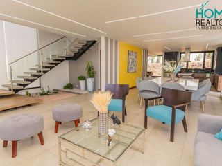 DE VENTA HERMOSA CASA LUJOSA EN CHAULLABAMBA, Ciudad de Cuenca. Ubicada en una prestigiosa Urbanización Puertas de Hierro.