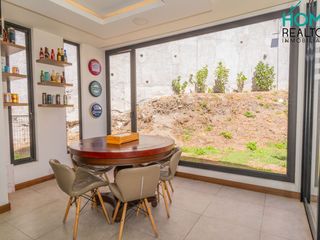 DE VENTA HERMOSA CASA LUJOSA EN CHAULLABAMBA, Ciudad de Cuenca. Ubicada en una prestigiosa Urbanización Puertas de Hierro.