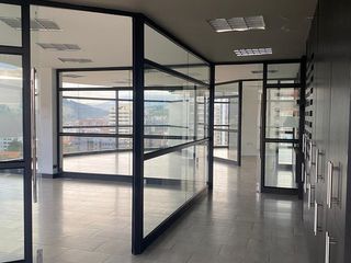 Arriendo, Oficinas, 250 m², Vista Panorámica, Av 12 de Octubre