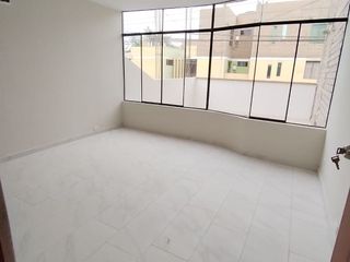 Foto 1 de CASA REMODELADA DE 2 PISOS + AZOTEA