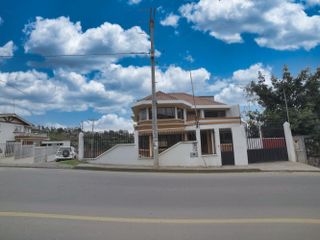 Casa esquinera sector Cebollar Cuenca