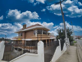 Casa esquinera sector Cebollar Cuenca