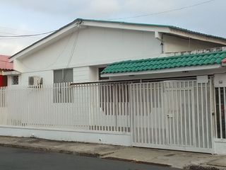 En venta hermosa villa en Cdla. 9 de Octubre.