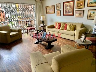 Venta de amplia casa en zona residencial en Surco