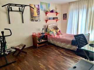 Venta de amplia casa en zona residencial en Surco