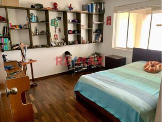 Venta de amplia casa en zona residencial en Surco