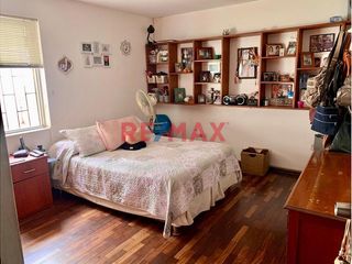 Venta de amplia casa en zona residencial en Surco