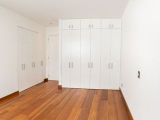 Vendo Departamento En San Isidro en el piso 2 con ascensor (Incluye 2 Estacionamientos) a media cuadra del Parque El Olivar