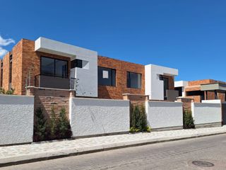 Foto 1 de Casa 191 M2. + Terreno 132 M2.  Sector Puembo.