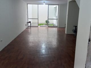 Foto 2 de Se Alquila Oficina/Deposito Con Jardin Interior En Primer Piso.