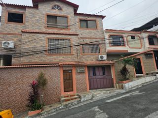 Foto 1 de Venta de casa rentera de 5 departamentos en la ciudadela URBANOR Een Guayaquil