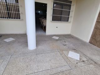 Departamento Semiamoblado Alquiler Urdesa Central, Planta Baja, 2 Hab, 2 Bañ. Jl