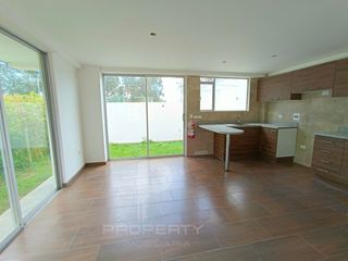 Foto 10 de CASA POR ESTRENAR 2 parqueaderos, 3 dormitorios cada uno con baño propio en conjunto privado Casa ESQUINERA conocoto valle de los chillos Casa en vent