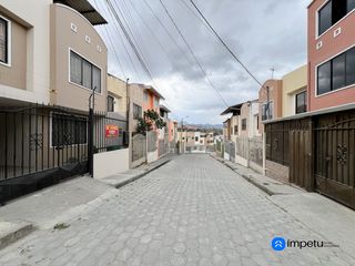 Foto 1 de Se vende casa en el Barrio Obrapìa de la ciudad de Loja