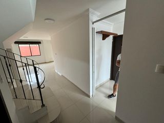 Foto 1 de En alquiler casa de 4 dormitorios en urb.La Romareda. (TH)